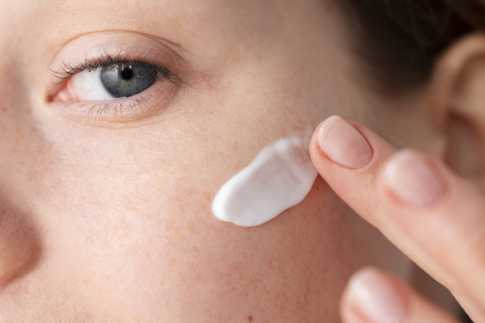 SPF krémy už nejsou hutné ani mastné. Kvalitní produkty mají lehkou strukturu, která se rychle vstřebá a hodí se tak i jako základ pod make-up. 
