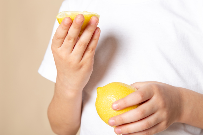 Citrony milujeme v čaji i v osvěžujících nápojích. Umí však současně krásně vyleštit povrch nábytku. Pokud přidáte šťávu do vody a saponátu, krásně provoní celý byt. 
