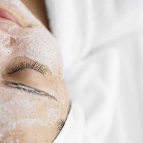 Jemný peeling odstraní odumřelé kožní buňky. Díky tomu bude pleť na pohled výrazně zářivější.
Jemný peeling odstraní odumřelé kožní buňky. Díky tomu bude pleť na pohled výrazně zářivější.