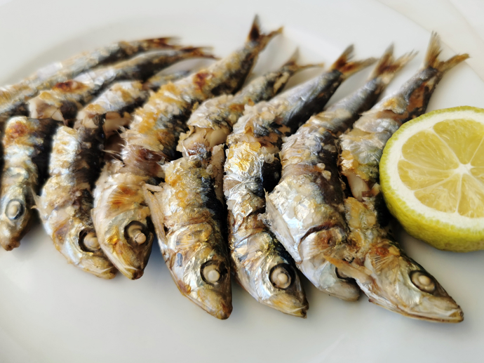 Sardinky
Bohaté na omega-3 mastné kyseliny, vápník a vitamín D. Jsou lehce stravitelné a vhodné i jako součást studené večeře.
