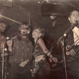 Muzikanti často stáli před komisemi, kde se nehodnotil talent, ale politická poslušnost. Bez razítka se na pódium jednoduše nesmělo.
Muzikanti často stáli před komisemi, kde se nehodnotil talent, ale politická poslušnost. Bez razítka se na pódium jednoduše nesmělo.