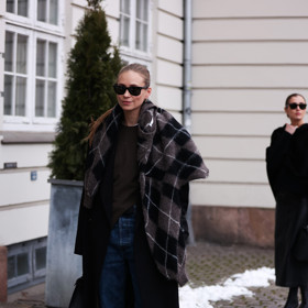 Džíny, dražší kabátek a luxusní doplňky. Nenápadné, přitom honosné. 
