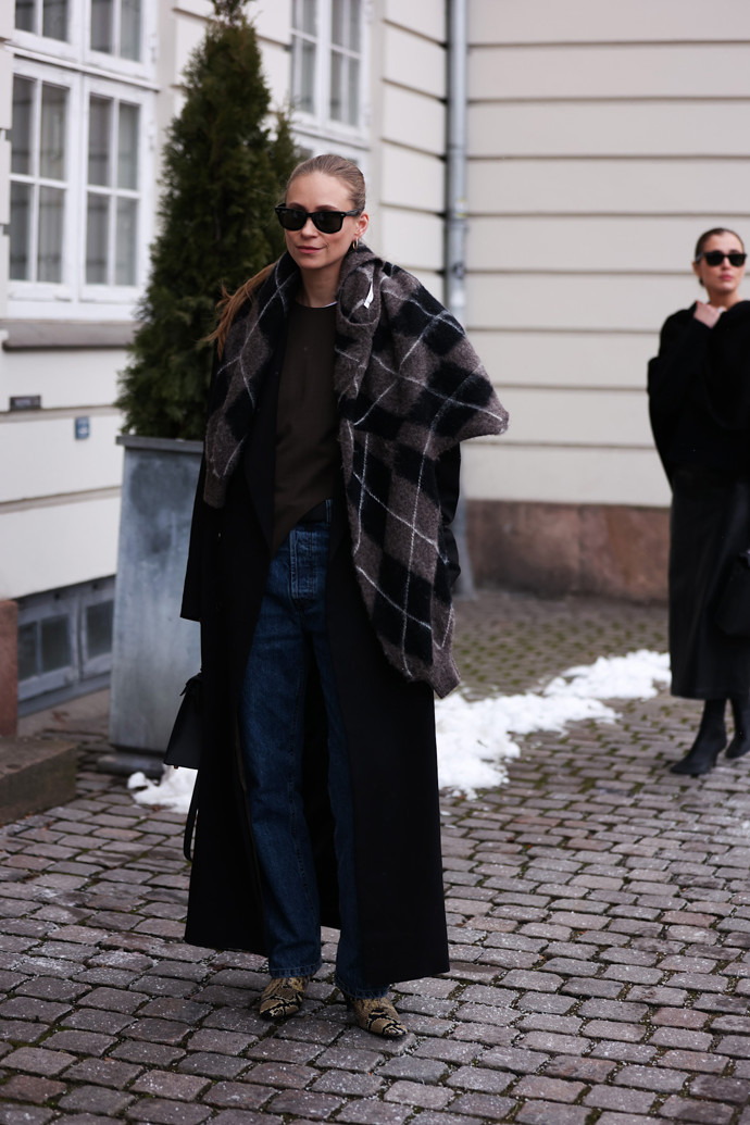 Džíny, dražší kabátek a luxusní doplňky. Nenápadné, přitom honosné. 

