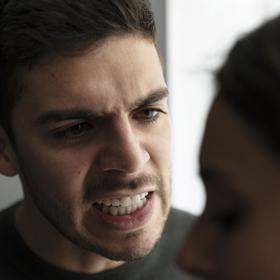 Všichni vidí toho dokonalého muže, ale uvnitř, za zavřenými dveřmi, se mění. A to ne v dobrém slova smyslu. Stává se z něj násilník, který své ženě ubližuje. Ne fyzicky, ale psychicky.
