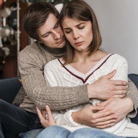 Paní Darina řeší problém, který negativně ovlivňuje celou její rodinu. Měsíčně jim z rozpočtu odchází větší částka peněz a nemusí. 
