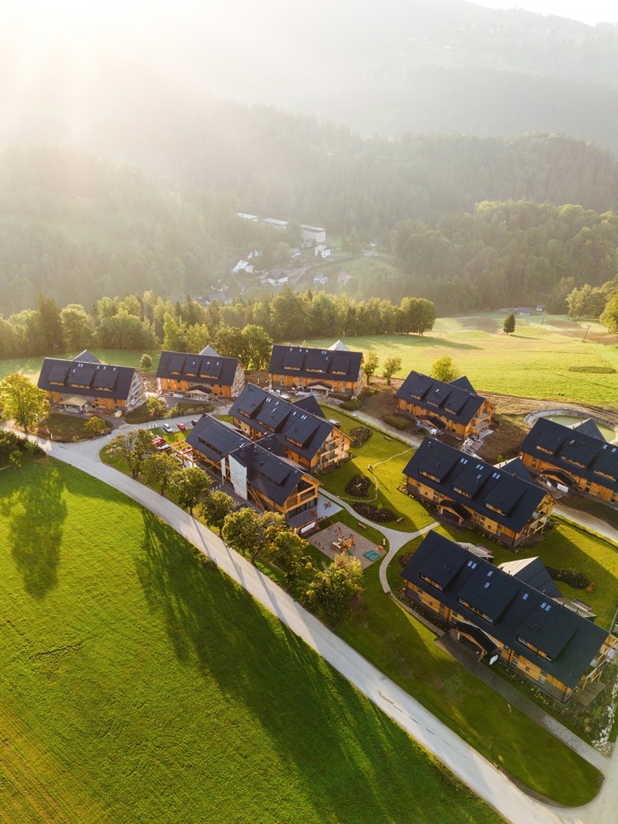 Součástí projektu jsou služby, jaké byste hledali spíš někde v hotelu, například wellness, fitness nebo zázemí pro sport. Ráno si můžete dojít pro pečivo, odpoledne zajít do sauny a večer strávit u krbu.
Součástí projektu jsou služby, jaké byste hledali spíš někde v hotelu, například wellness, fitness nebo zázemí pro sport. Ráno si můžete dojít pro pečivo, odpoledne zajít do sauny a večer strávit u krbu.