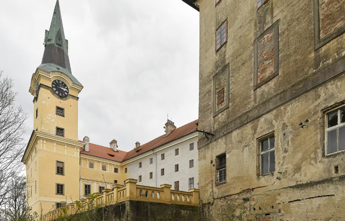 Údajně byl na zámku nalezen Rukopis zelenohorský. 
