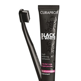 Černá bělící zubní pasta Curaprox Black is White
Existují ve dvou variantách: “Black is White" s osvěžujícím citrusovým aroma nebo "White is Black" zvlášť jemné chuti. Bělící účinek těchto černých zubních past spočívá ve schopnosti aktivního uhlí vázat na sebe nečistoty a částice způsobující zbarvení zubů a šetrně je odstraňovat. Na rozdíl od běžných výrobků zde nejsou obsaženy látky způsobující abrazi (oděr) nebo poškození z důvodu chemického bělení. Díky tomu je zachováno zdraví dutiny ústní.
Pasta je v prodeji v balení s kartáčkem CS 5460 za 670,- Kč Černá bělící zubní pasta Curaprox Black is White
Existují ve dvou variantách: “Black is White" s osvěžujícím citrusovým aroma nebo "White is Black" zvlášť jemné chuti. Bělící účinek těchto černých zubních past spočívá ve schopnosti aktivního uhlí vázat na sebe nečistoty a částice způsobující zbarvení zubů a šetrně je odstraňovat. Na rozdíl od běžných výrobků zde nejsou obsaženy látky způsobující abrazi (oděr) nebo poškození z důvodu chemického bělení. Díky tomu je zachováno zdraví dutiny ústní.
Pasta je v prodeji v balení s kartáčkem CS 5460 za 670,- Kč