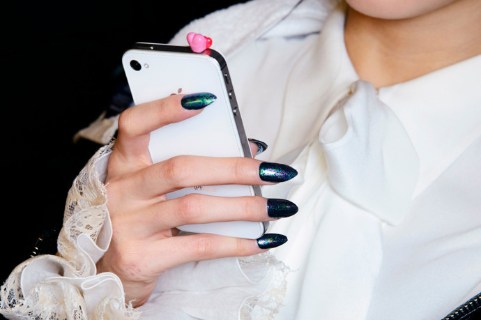 Cat-eye nails
Cat-eye nails