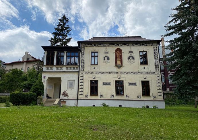 Den architektury

30. září do 6. října 2022

Nejrozsáhlejší festival o architektuře u nás zamířil do stovky měst a obcí v České republice i na Slovensku a nabízí až 300 zdarma přístupných exkurzí do běžně nepřístupných budov, komentovaných procházek, přednášek, workshopů i akcí pro děti. 
