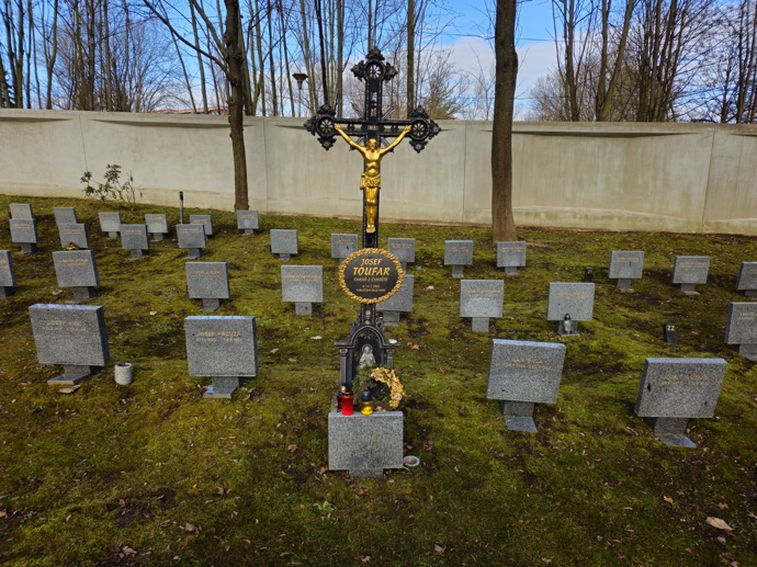  Jedním ze zde pohběných je i páter Josef Toufar, který zemřel 25. února 1950 na následky nelidského mučení při výsleších.
