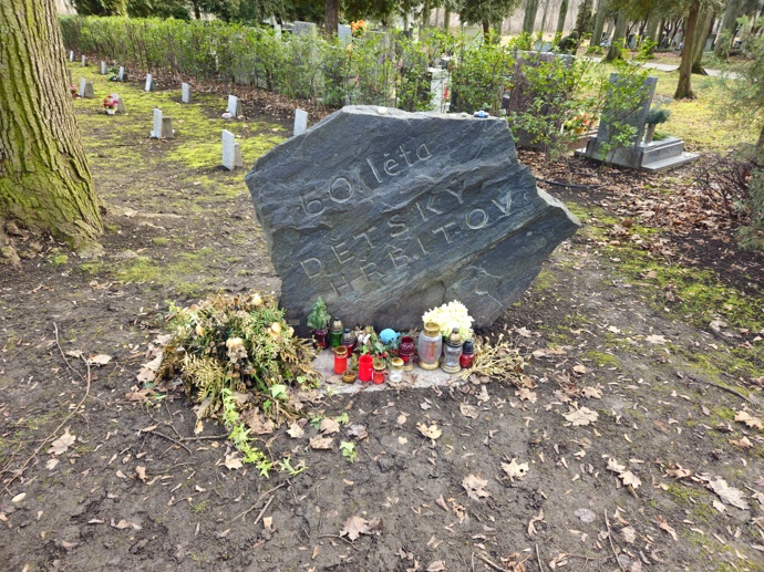Skončily zde i těla dětí narozených v komunistických lágrech
