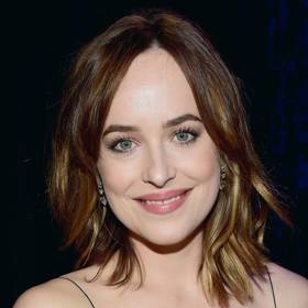 Pokud se necítíte na razantní přechod mezi dvěma barvami, zkuste jenom lehké zesvětlení jako Dakota Johnson
