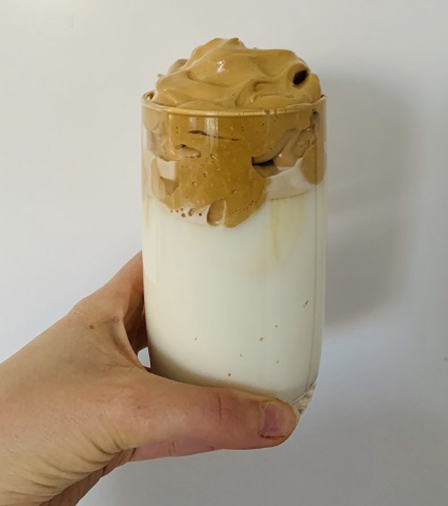 Pro všechny milovníky kávy! Už jste ochutnali DALGONA COFFEE? Pro všechny milovníky kávy! Už jste ochutnali DALGONA COFFEE?