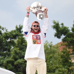 David Pastrňák s pohárem pro mistry světa z loňského roku
David Pastrňák s pohárem pro mistry světa z loňského roku