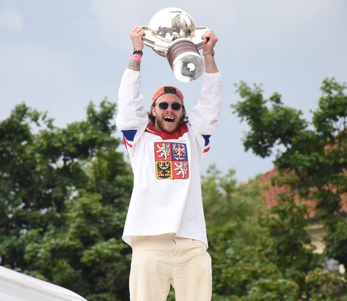 David Pastrňák zvedá nad hlavu pohár
David Pastrňák zvedá nad hlavu pohár