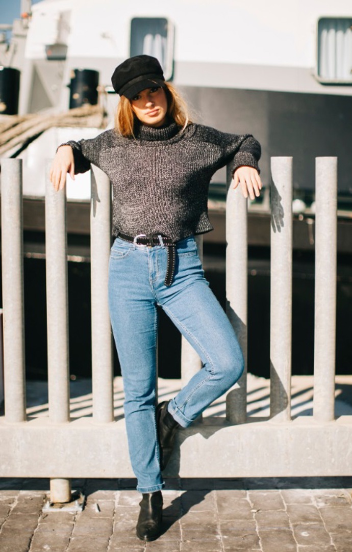 Džíny s vysokým pasem v kombinaci s botami na podpatku zeštíhlují postavu. 
