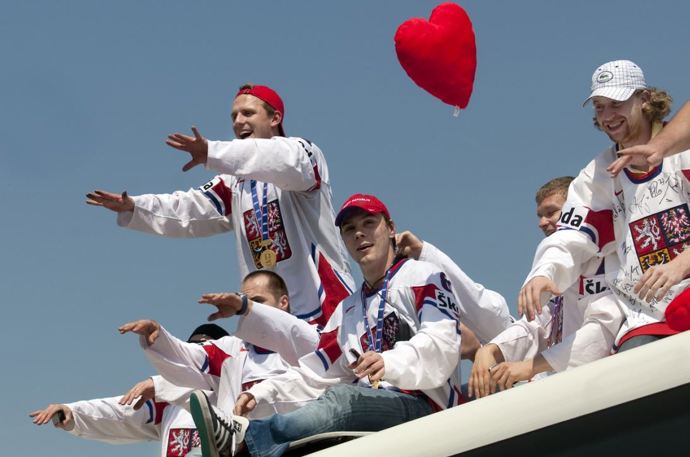Oslavy titulu naši hokejisté umí také na jedničku
Oslavy titulu naši hokejisté umí také na jedničku