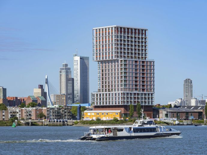 74 metrů vysoká budova De Piek na špičce ostrova Feijenoord proměňuje zanedbané parkoviště v pulzující centrum nábřeží. Tato rezidenční věž vdechuje nový život dříve přehlížené průmyslové oblasti v jižním Rotterdamu se 142 byty a kavárnou v přízemí od studia KCAP.
74 metrů vysoká budova De Piek na špičce ostrova Feijenoord proměňuje zanedbané parkoviště v pulzující centrum nábřeží. Tato rezidenční věž vdechuje nový život dříve přehlížené průmyslové oblasti v jižním Rotterdamu se 142 byty a kavárnou v přízemí od studia KCAP.