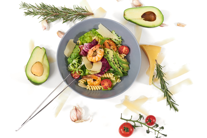 OMAD (The One Meal a Day)

OMAD, tedy „jedno jídlo denně“, je nejnáročnější forma přerušovaného půstu. Celý den se postíte a večer si dopřejete jedno plnohodnotné jídlo. Tento model podporuje silnou inzulinovou citlivost a efektivní spalování tuků, ale vyžaduje pečlivé plánování jídel, aby tělo dostalo všechny potřebné živiny.
