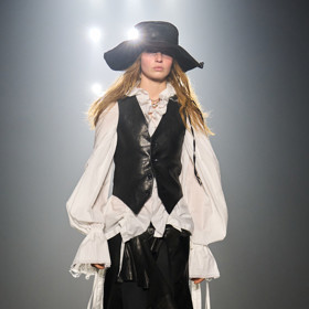 Ann Demeulemeester podzim/zima 2025-2026
Ann Demeulemeester podzim/zima 2025-2026