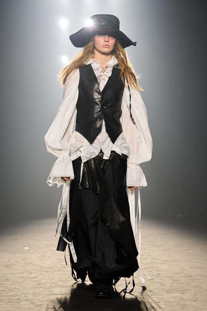 Ann Demeulemeester podzim/zima 2025-2026
Ann Demeulemeester podzim/zima 2025-2026