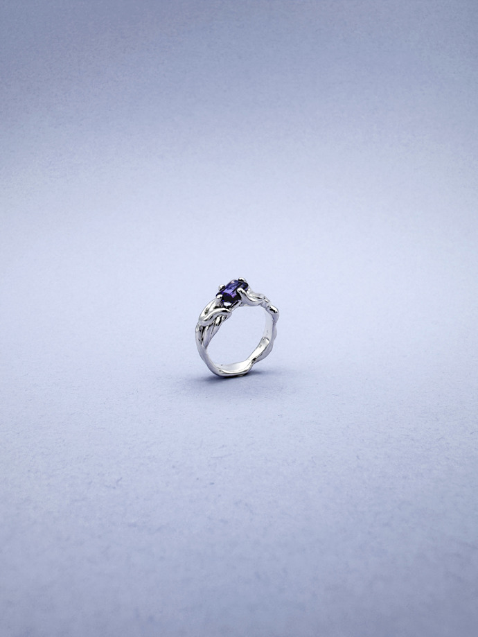 Stříbrný prsten First Kiss s tanzanitem, Blueberries Jewelry, 12 700 Kč
