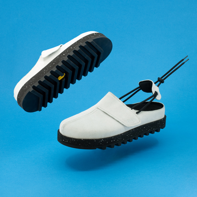 Značka PÁR na Designbloku uvedla nový model Mules, který vznikl ve spolupráci s designérkami Eliškou Horčíkovou a Natálií Nepovímovou.
