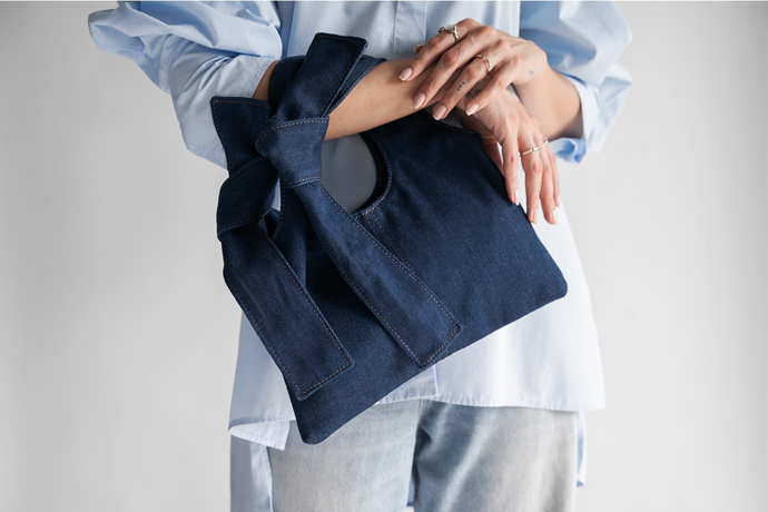 Malá denim kabelka, PBG Studio, 3200 Kč
