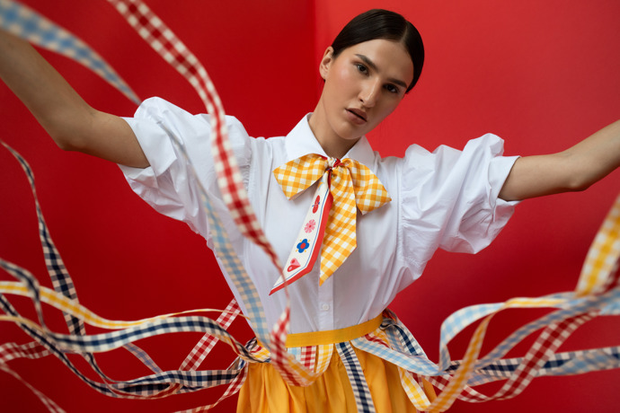 Značka Silky Gang představila kolekci šátků, porcelánových talířů a dalších doplňků inspirovaných pohádkou Čert a Káča od Boženy Němcové.
