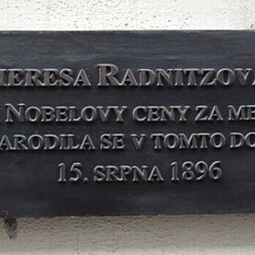 Gerty Cori si místo společenského života zvolila vědu a laboratorní práci, která ji naplňovala víc než tehdejší očekávání okolí. Její rozhodnutí bylo na svou dobu odvážné a nekompromisní.
