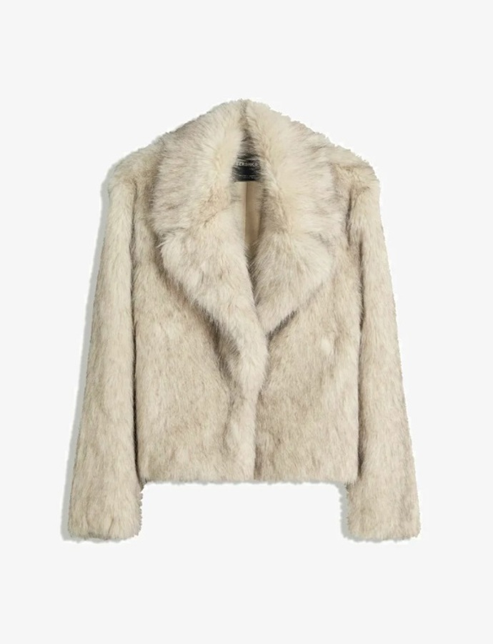 Kabát z umělé kožešiny, Bershka, 1 799 Kč
