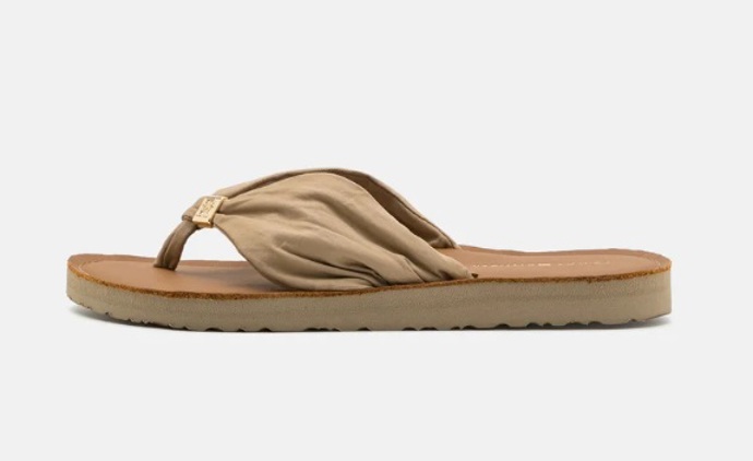Pohodlné žabky, Tommy Hilfiger, 1 056 Kč
