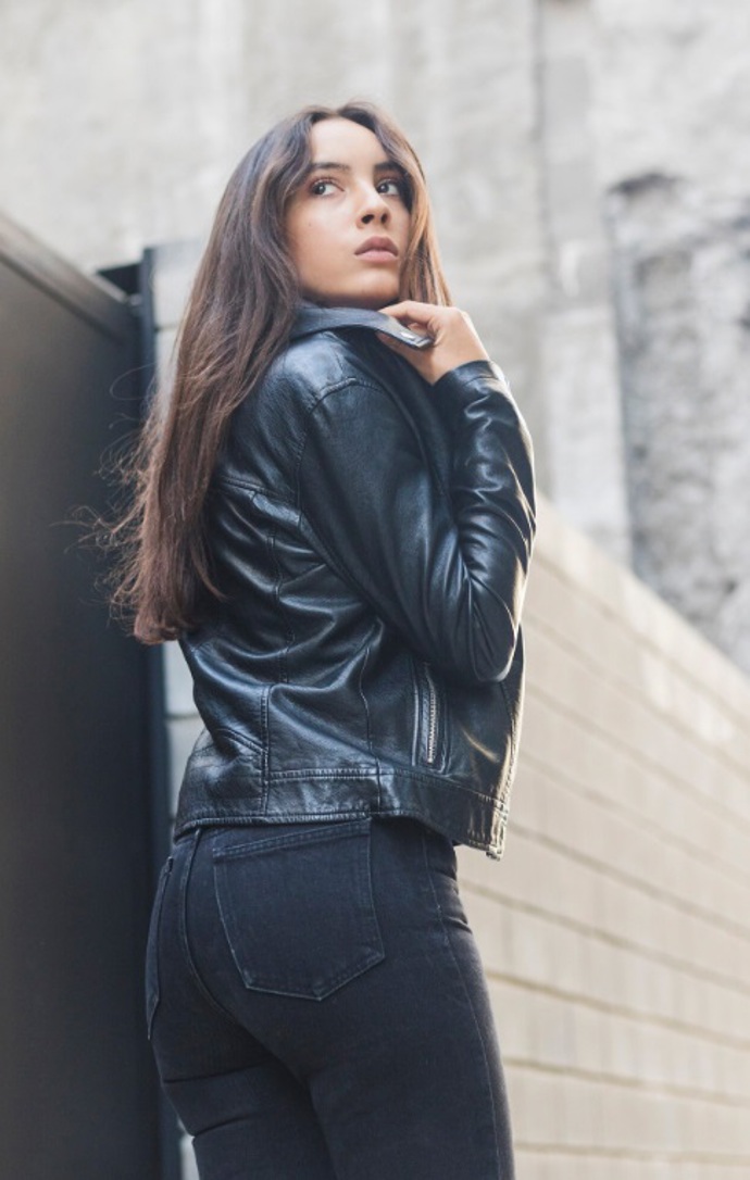 Tmavý denim působí elegantně, zeštíhluje a navíc nepodléhá krátkodobým módním trendům. 
