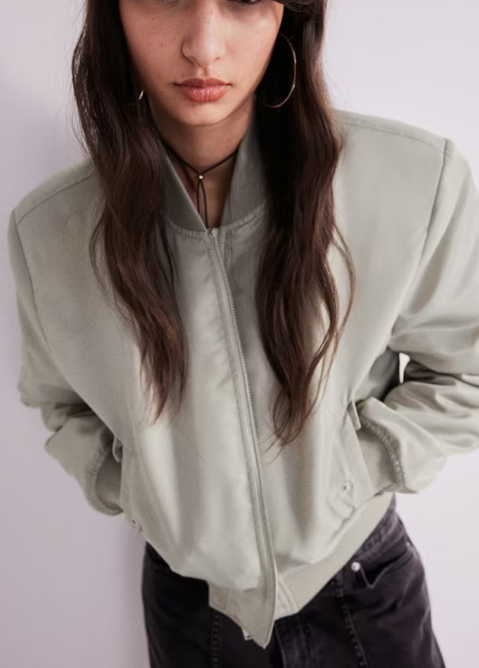 Bomber s ramenními vycpávkami, H&M, 379 Kč
