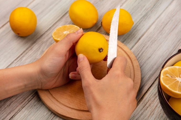 Citronovou kůru využijete k čištění povrchů. Stačí ji na několik dní naložit do octa. Připravený výluh můžete nalít do rozprašovače a používat jako přírodní čistič.
