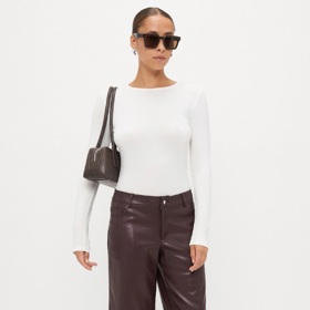 Burgundy koženkové kalhoty, Gina Tricot, 1 200 Kč
