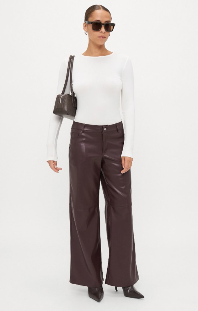 Burgundy koženkové kalhoty, Gina Tricot, 1 200 Kč

