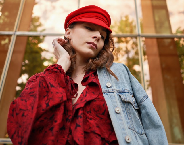 žena v třešňově červeném outfitu žena v třešňově červeném outfitu