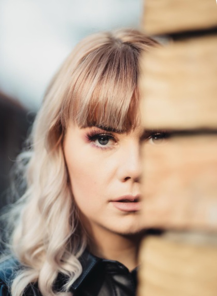 Delší rovná ofina, která sahá až přes obočí, je velice moderní. 
