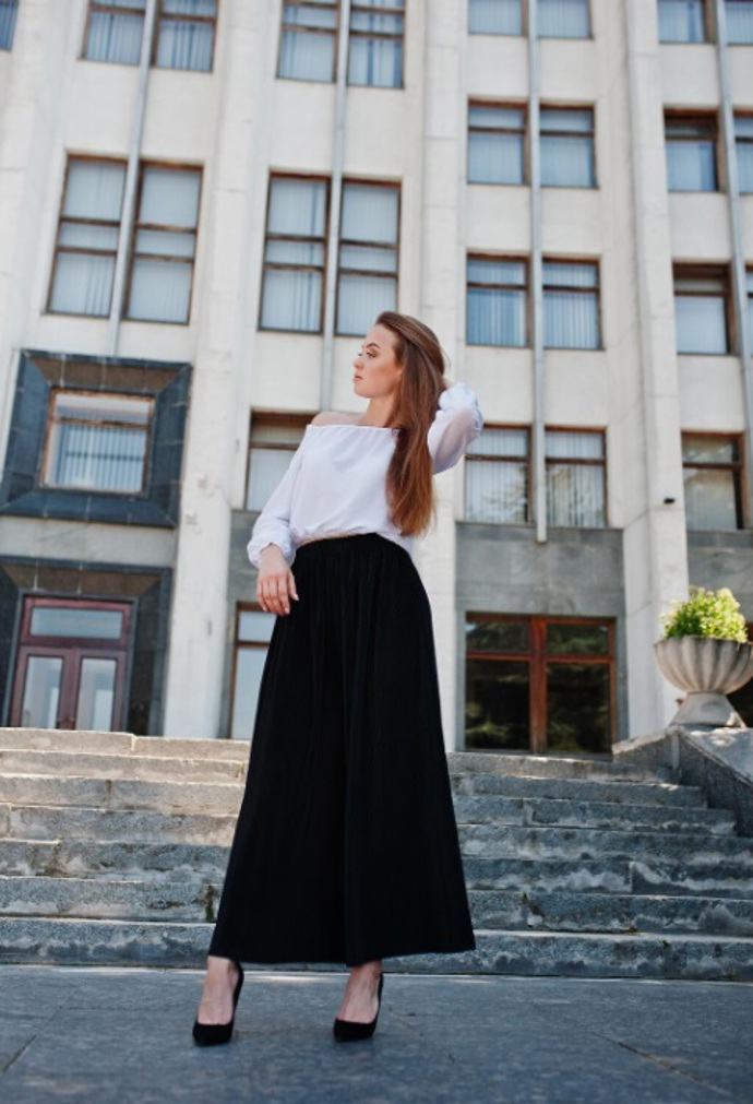 Chcete s pomocí maxi sukně zeštíhlit postavu? Nemusíte volit jen černou barvu, zkuste i další tmavé odstíny hnědé, zelené nebo modré. 

