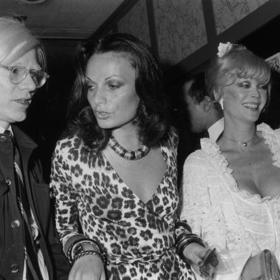 Diane von Furstenberg

"On byl voyeur. Nikdy moc nemluvil. Ze sociálních sítí by se zbláznil," řekla Diane von Furstenberg pro britský nedělník The Observer v roce 2014.
