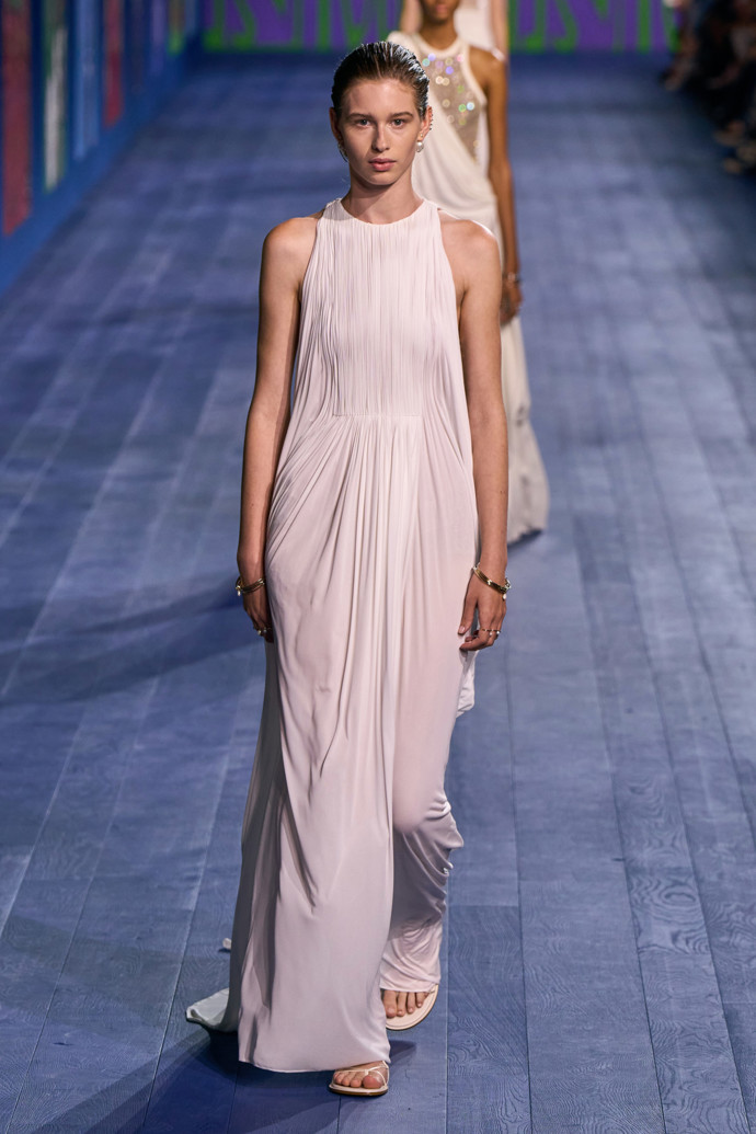 Jemně plisované šaty nechyběly ani v aktuální kolekci Dior Haute Couture.
