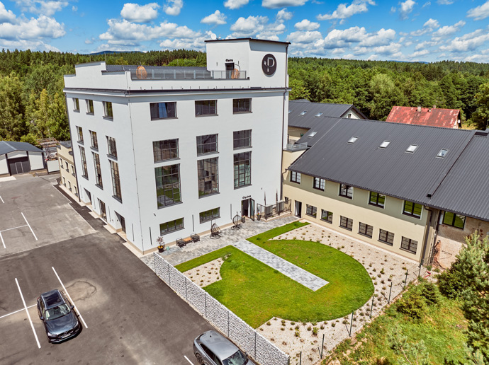 Kousek od Karlových Varů, v osadě Otovice, obnovili architektonickou perlu a historický areál bývalé plavírny kaolínu z roku 1892. 
