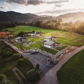 Tři domy na samotě v Beskydech nabízejí přesně to, co ve městě chybí, klid, prostor a jednoduchý komfort.
Tři domy na samotě v Beskydech nabízejí přesně to, co ve městě chybí, klid, prostor a jednoduchý komfort.