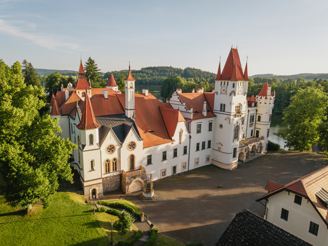 Zámek Žinkovy znovu otevírá brány lednovým prohlídkám a bere vás do světa noblesy klidu a vody