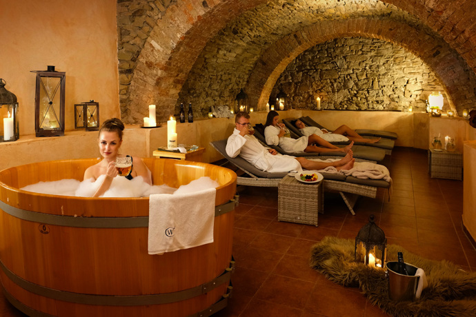 Svůj čas si můžete zpestřit návštěvou pivních lázní a wellnessu.
