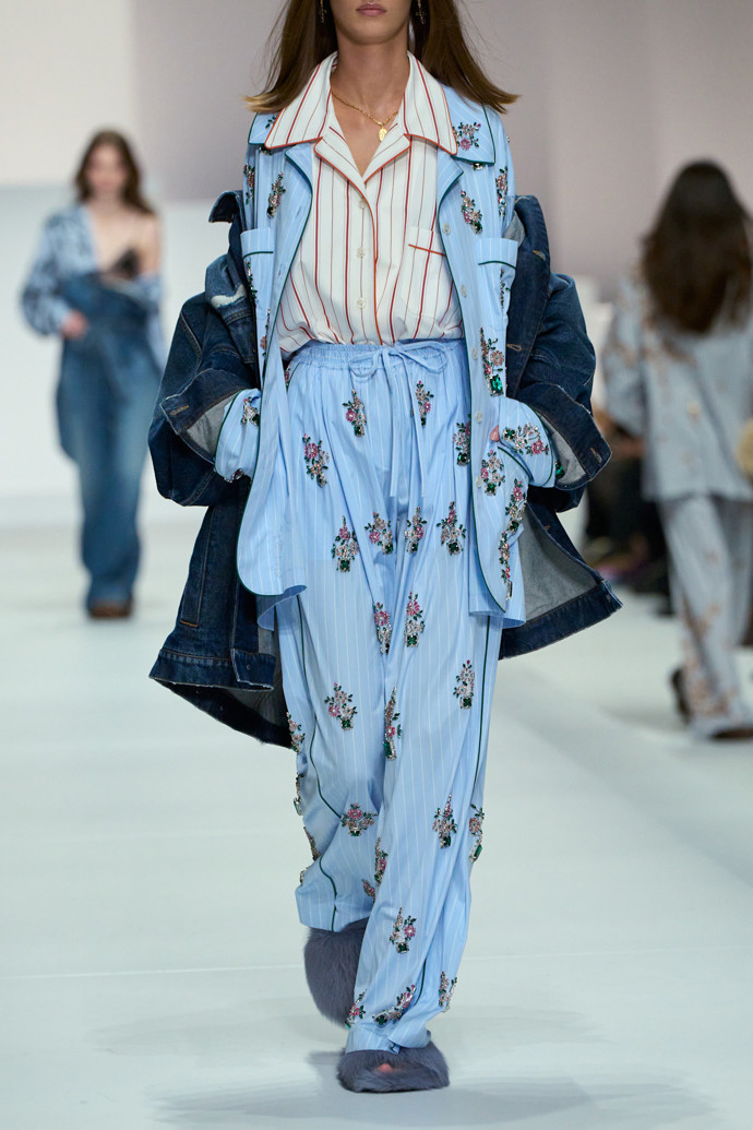 Přehlídka Dolce&Gabbana nabídla módní manuál, jak vyrazit v domácím outfitu i ven.
