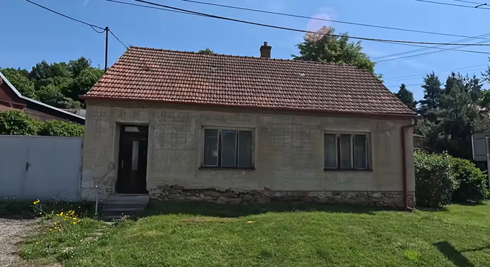 Dům naproti Buhoušova zůstal stejný.
Dům naproti Buhoušova zůstal stejný.