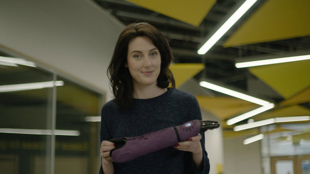 Mladá vynálezkyně mění hendykepované v superhrdiny